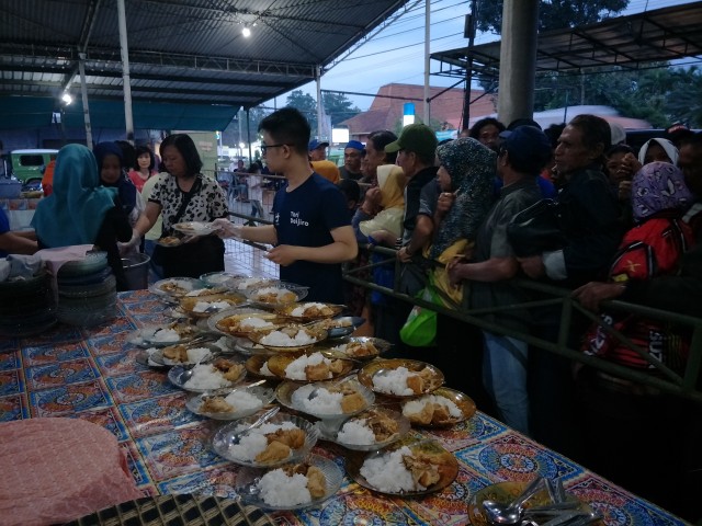 Umat Budha Bagi-Bagi Takjil
